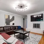 Uptown Retreat King Suite W Hot Tub & Fire Pit!