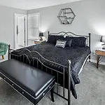 Uptown Luxe I King Suite W Billiards & Hot Tub
