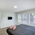 Uptown Style I Hot Tub & Fire Pit I King Suite