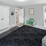 Uptown Luxe I King Suite W Billiards & Hot Tub