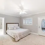 Uptown Luxe W King Suite & Hot Tub Sleeps 20