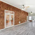 Uptown Luxe W King Suite & Hot Tub Sleeps 20