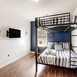 King Suite Whottub Close 2 Uptown New Renovated
