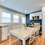 Holiday home Stunning Retreat ~ 2 Mi To Center!