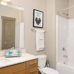 Dt Charm With Pool,gym,wine,wkspace, Free Parking Apartment
