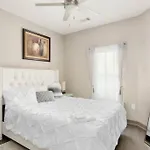 Dt Charm With Pool,gym,wine,wkspace, Free Parking