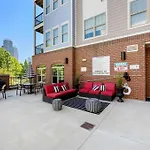 Dt Charm With Pool,gym,wine,wkspace, Free Parking Apartment