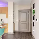 Dt Charm With Pool,gym,wine,wkspace, Free Parking *