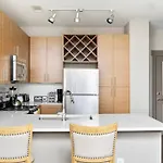 1br Uptown, Pool, Wine, Near Convention Center_311 *