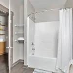 Apartment 1br Uptown, Pool, Wine, Near Convention Center_311 *