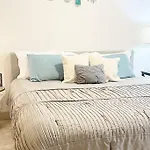 Luxury Executive 2 Bedroom/2 Bathroom Boutique Apt