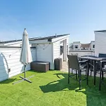 Townhouse . Rooftop . Cloud Couch . 85 Inch Tv . 2 Miles From Uptown Charlotte