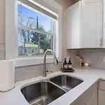 Brand New Cozy Modern W/hot Tub+movieroom 7 Min From Uptown Holiday home