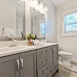Holiday home Brand New Cozy Modern W/hot Tub+movieroom 7 Min From Uptown
