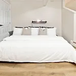 Brand New Cozy Modern W/hot Tub+movieroom 7 Min From Uptown *