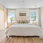 Brand New Cozy Modern W/hot Tub+movieroom 7 Min From Uptown Holiday home Charlotte