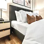Brand New Cozy Modern W/hot Tub+movieroom 7 Min From Uptown Holiday home