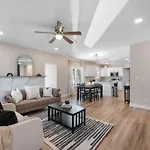 Holiday home Brand New Cozy Modern W/hot Tub+movieroom 7 Min From Uptown *