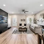 Holiday home Brand New Cozy Modern W/hot Tub+movieroom 7 Min From Uptown