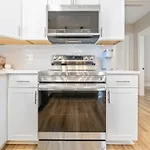 Brand New Cozy Modern W/hot Tub+movieroom 7 Min From Uptown *