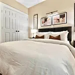 Holiday home Brand New Cozy Modern W/hot Tub+movieroom 7 Min From Uptown Charlotte