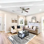 Brand New Cozy Modern W/hot Tub+movieroom 7 Min From Uptown Holiday home