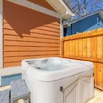 Brand New Cozy Modern W/hot Tub+movieroom 7 Min From Uptown Holiday home *