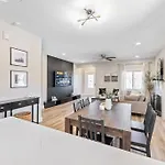 Brand New Cozy Modern W/hot Tub+movieroom 7 Min From Uptown Holiday home Charlotte