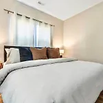 Brand New Cozy Modern W/hot Tub+movieroom 7 Min From Uptown Charlotte