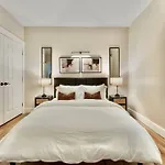 Brand New Cozy Modern W/hot Tub+movieroom 7 Min From Uptown Holiday home