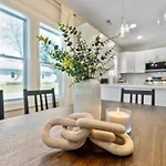 Brand New Cozy Modern W/hot Tub+movieroom 7 Min From Uptown *