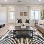 Brand New Cozy Modern W/hot Tub+movieroom 7 Min From Uptown Holiday home
