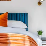 Holiday home 5bd Vibrant Haven: Basketball - 10mins To Airport *