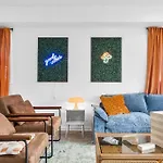 Holiday home 5bd Vibrant Haven: Basketball - 10mins To Airport