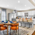5bd Vibrant Haven: Basketball - 10mins To Airport Holiday home