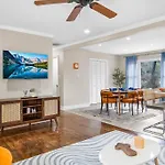 Holiday home 5bd Vibrant Haven: Basketball - 10mins To Airport *