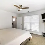 Chic Stunner In Uptown King Suite W Hot Tub!