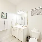Apartment New Stylish Getaway- 5 Mil To Uptown/3 Smart Tvs!