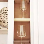 Apartment New Stylish Getaway- 5 Mil To Uptown/3 Smart Tvs! *