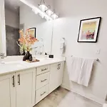 New Stylish Getaway- 5 Mil To Uptown/3 Smart Tvs! *
