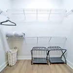 New Stylish Getaway- 5 Mil To Uptown/3 Smart Tvs!