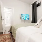 New Stylish Getaway- 5 Mil To Uptown/3 Smart Tvs! Apartment *