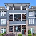 New Stylish Getaway- 5 Mil To Uptown/3 Smart Tvs!