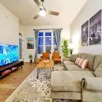 Apartment New Stylish Getaway- 5 Mil To Uptown/3 Smart Tvs! *