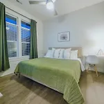 New Stylish Getaway- 5 Mil To Uptown/3 Smart Tvs! *