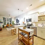 New Stylish Getaway- 5 Mil To Uptown/3 Smart Tvs!