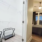 New Stylish Getaway- 5 Mil To Uptown/3 Smart Tvs! Apartment Charlotte