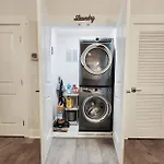 New Stylish Getaway- 5 Mil To Uptown/3 Smart Tvs! Apartment