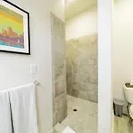 Apartment New Stylish Getaway- 5 Mil To Uptown/3 Smart Tvs! *