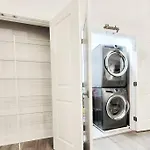 New Stylish Getaway- 5 Mil To Uptown/3 Smart Tvs!